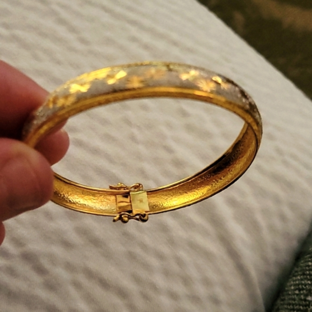Ladies small gold 925 bangle with double clasp